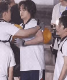 玩超大!王思聰夜店消費數十萬超嗨,疑醉酒親吻男子冷落一群美女