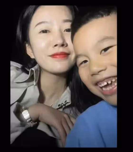 橫著親,黃曉明公開彈女性屁股,黃覺粗魯牽手女藝人,醜態百千