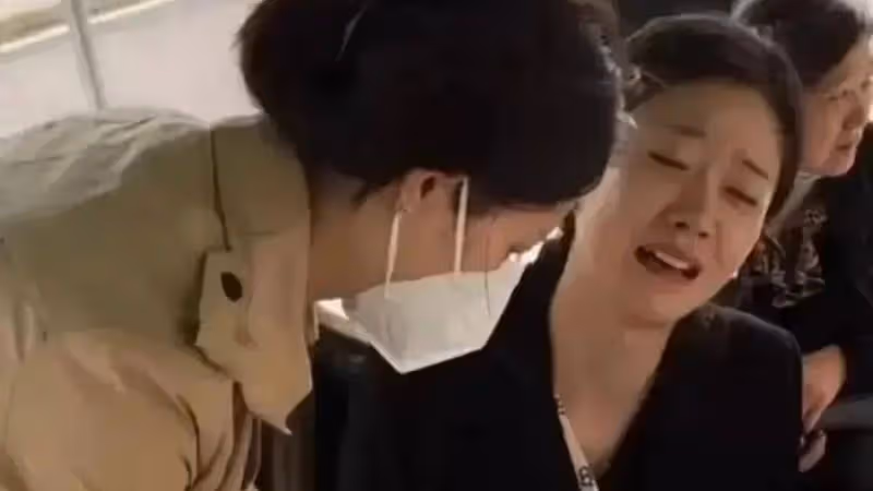 橫著親,黃曉明公開彈女性屁股,黃覺粗魯牽手女藝人,醜態百千