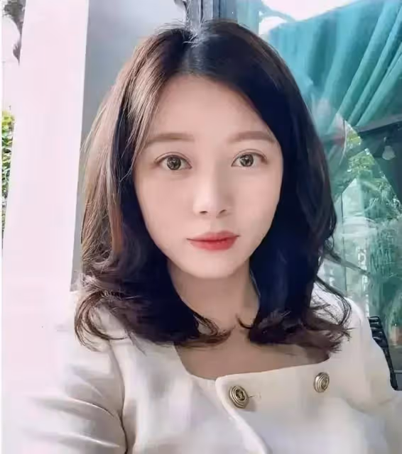 橫著親,黃曉明公開彈女性屁股,黃覺粗魯牽手女藝人,醜態百千