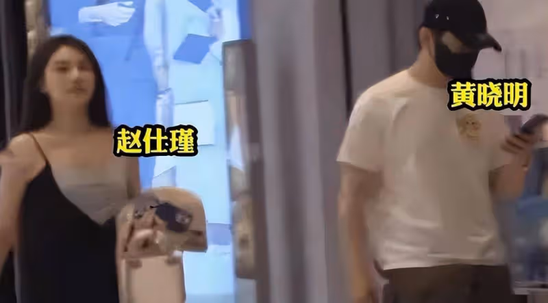 橫著親,黃曉明公開彈女性屁股,黃覺粗魯牽手女藝人,醜態百千