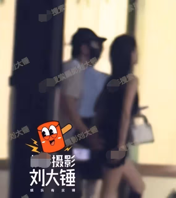 橫著親,黃曉明公開彈女性屁股,黃覺粗魯牽手女藝人,醜態百千