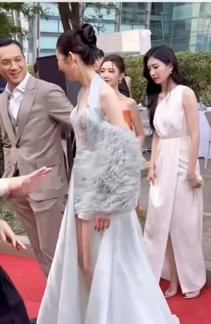 橫著親,黃曉明公開彈女性屁股,黃覺粗魯牽手女藝人,醜態百千