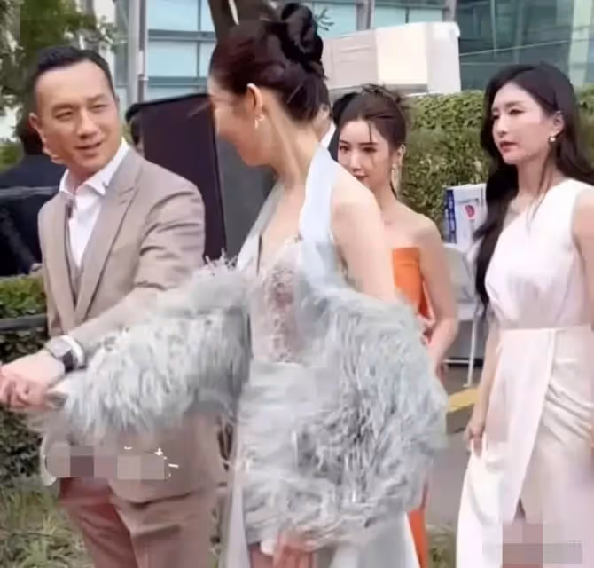 橫著親,黃曉明公開彈女性屁股,黃覺粗魯牽手女藝人,醜態百千