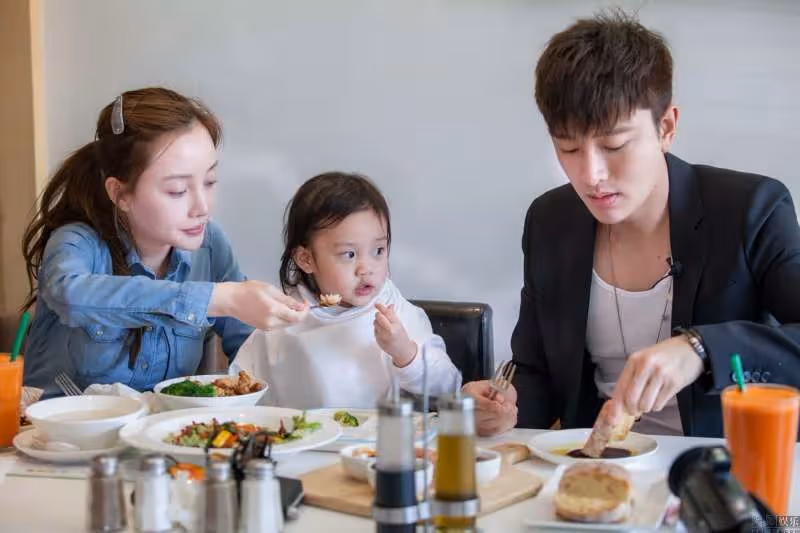 賈乃亮李小璐度假,李小璐拍照告白。為什麼說很難再次在一起?