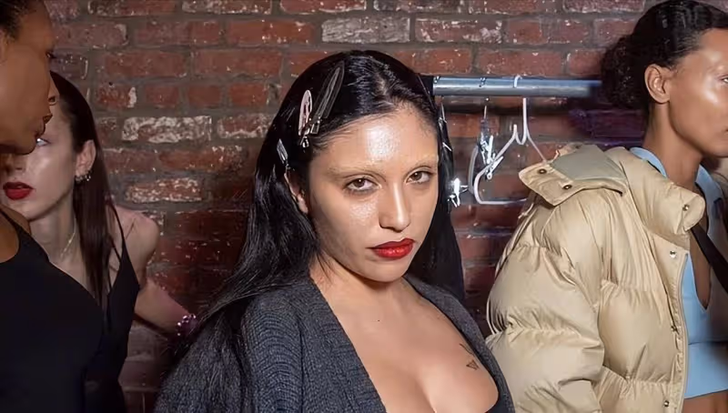 麥當娜26歲女兒比媽媽還狂野!穿犄角抹身材裙走T台,虎背熊腰的
