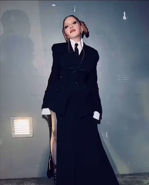 麥當娜26歲女兒比媽媽還狂野!穿犄角抹身材裙走T台,虎背熊腰的