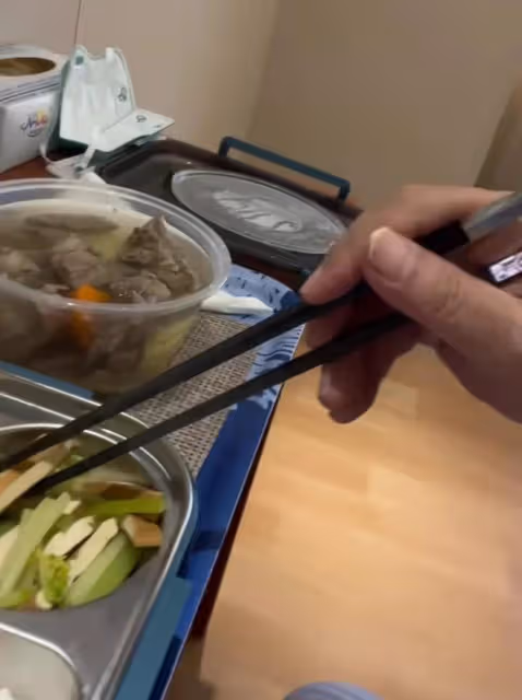 李立群入院治療第4天,臉色發白瘦十幾斤,透露醫院的伙食太清淡