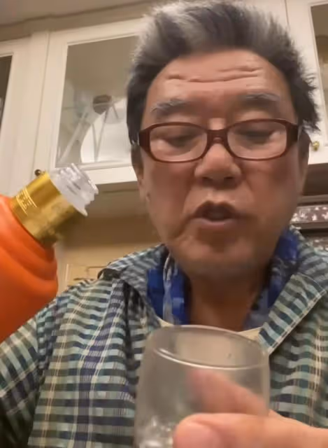 李立群入院治療第4天,臉色發白瘦十幾斤,透露醫院的伙食太清淡