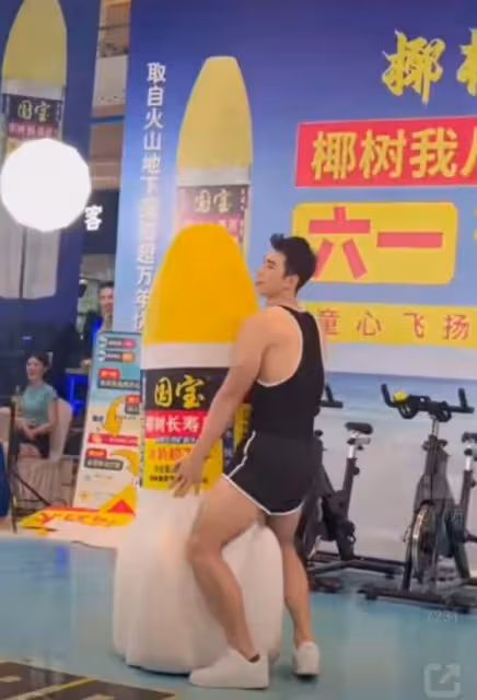 椰樹直播帶貨惹爭議,型男健身動作妖嬈,被網友質疑刻意擦邊
