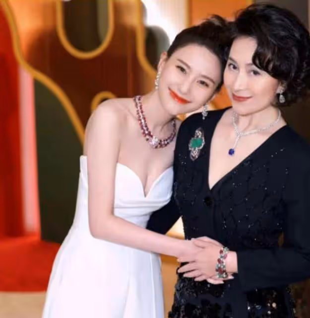 陳婉珍創辦粵劇藝術團，何超瓊何超鳳到場祝賀，四太梁安琪送花籃