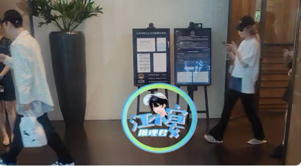 王思聰攜五位美女走出酒店,眼神疲憊狀態差,多輛豪車接送好高調