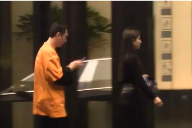 王思聰攜五位美女走出酒店,眼神疲憊狀態差,多輛豪車接送好高調