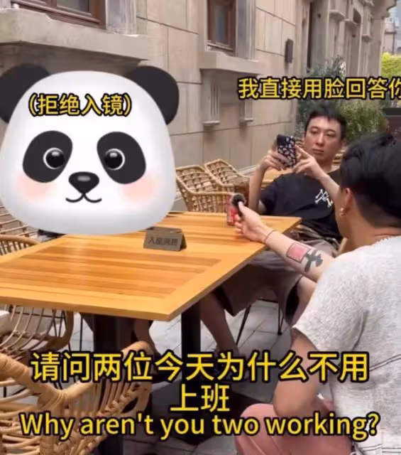 王思聰攜五位美女走出酒店,眼神疲憊狀態差,多輛豪車接送好高調