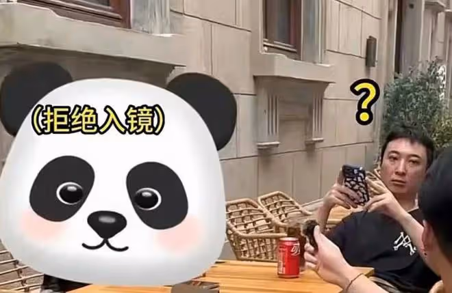 王思聰攜五位美女走出酒店,眼神疲憊狀態差,多輛豪車接送好高調