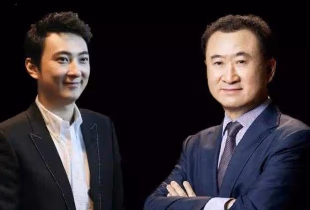 王思聰攜五位美女走出酒店,眼神疲憊狀態差,多輛豪車接送好高調
