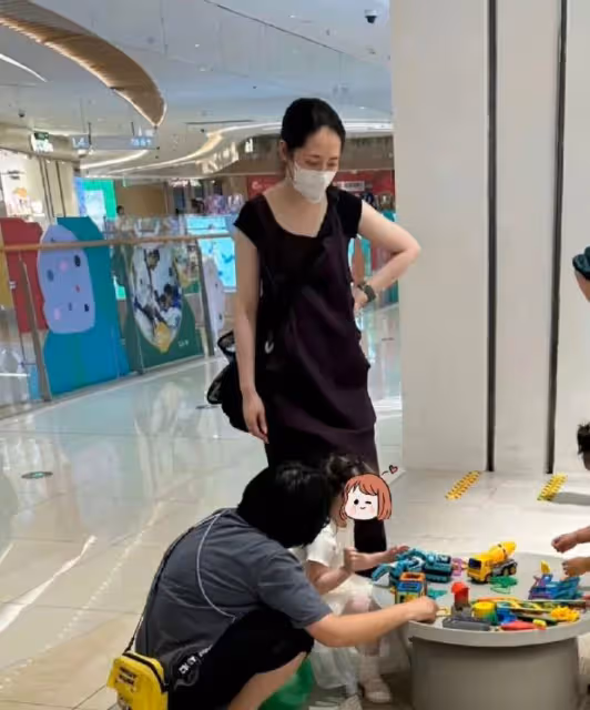 郭碧婷帶娃逛商場被偶遇,打扮隨意被指像素人,後背火罐印太真實
