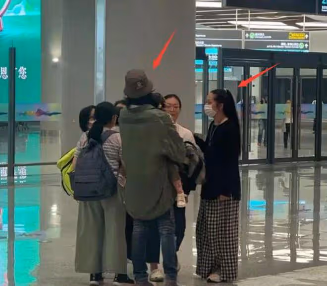 郭碧婷帶娃逛商場被偶遇,打扮隨意被指像素人,後背火罐印太真實