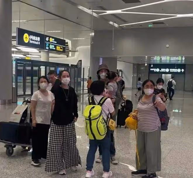 郭碧婷帶娃逛商場被偶遇,打扮隨意被指像素人,後背火罐印太真實