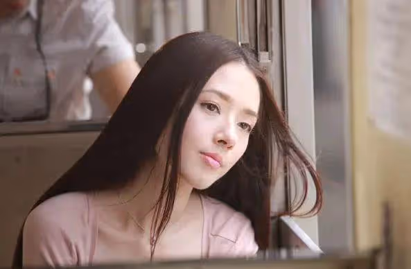 郭碧婷帶娃逛商場被偶遇,打扮隨意被指像素人,後背火罐印太真實