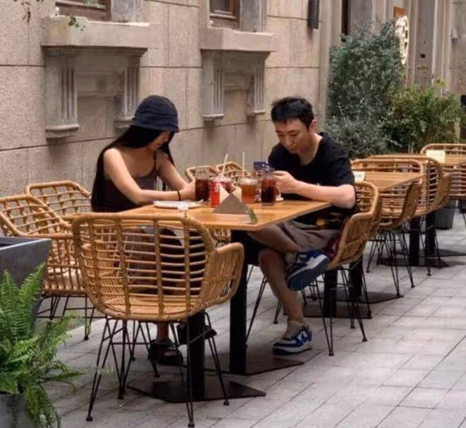 王思聰接受街頭採訪,被問當天為何不上班,王總表情疑惑逗笑眾人