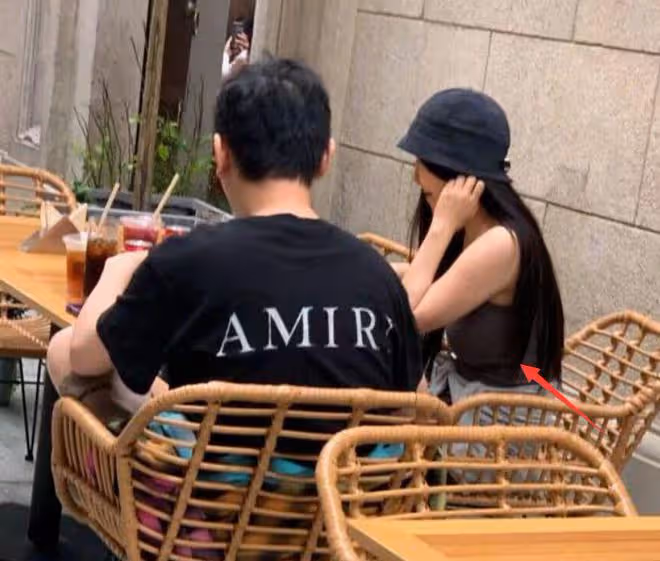 王思聰接受街頭採訪,被問當天為何不上班,王總表情疑惑逗笑眾人
