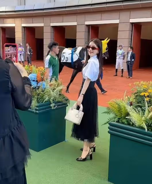 沙田馬場偶遇郭富城夫婦,方媛生圖精修差別大,被指沒有素人漂亮
