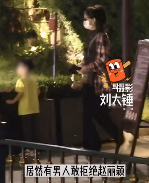 趙麗穎帶娃游迪士尼,4歲想想當場鬧脾氣,多次拒絕媽媽牽手