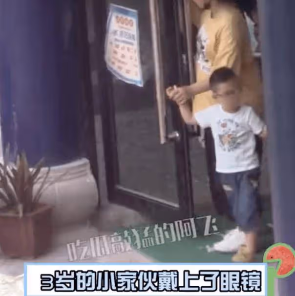 趙麗穎帶娃游迪士尼，4歲想想當場鬧脾氣，多次拒絕媽媽牽手