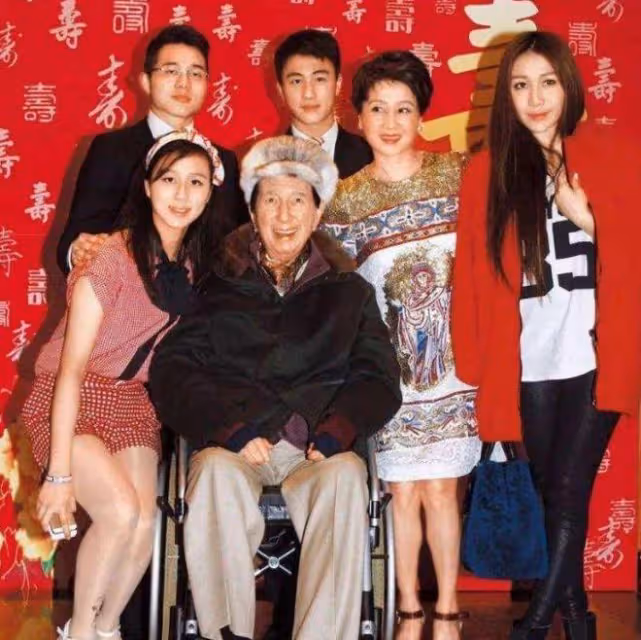 陳婉珍創辦粵劇藝術團,70歲容光煥發顏值回春,霍啟剛罕見露面