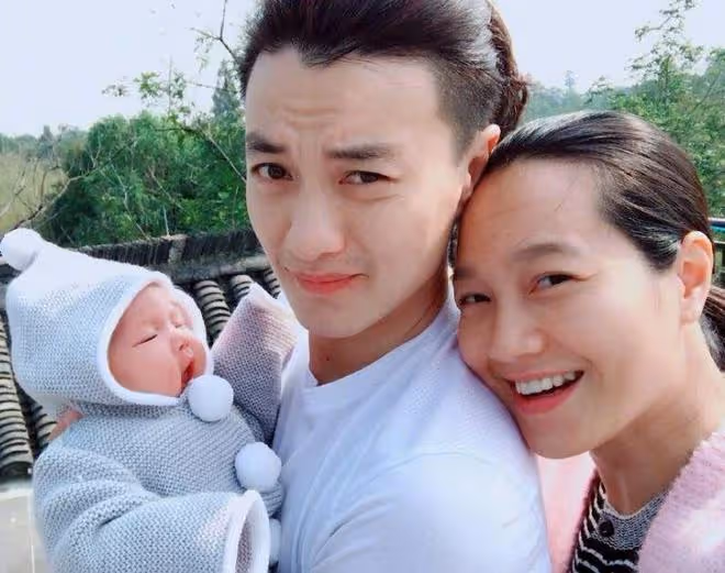 周一圍帶娃過六一,5歲女兒身材高挑氣質出眾,父女同行畫面溫馨