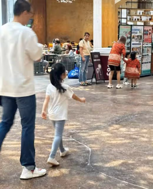 周一圍帶娃過六一,5歲女兒身材高挑氣質出眾,父女同行畫面溫馨