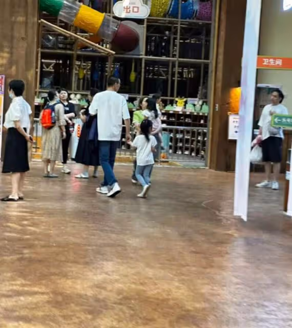 周一圍帶娃過六一,5歲女兒身材高挑氣質出眾,父女同行畫面溫馨