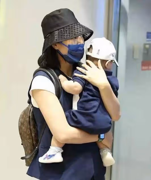 周一圍帶娃過六一,5歲女兒身材高挑氣質出眾,父女同行畫面溫馨