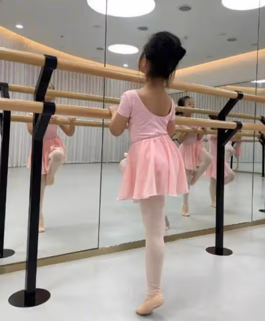 周一圍帶娃過六一,5歲女兒身材高挑氣質出眾,父女同行畫面溫馨