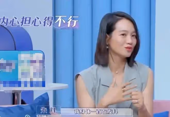 周一圍帶娃過六一，5歲女兒身材高挑氣質出眾，父女同行畫面溫馨