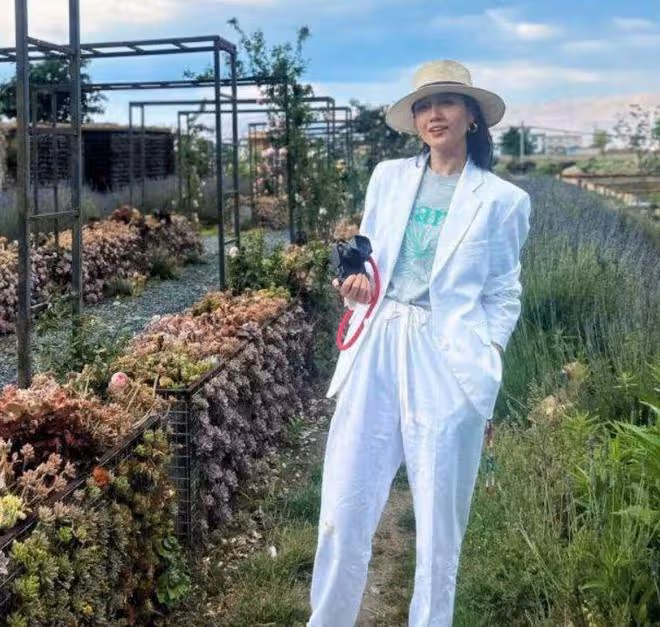 周一圍帶娃過六一，5歲女兒身材高挑氣質出眾，父女同行畫面溫馨