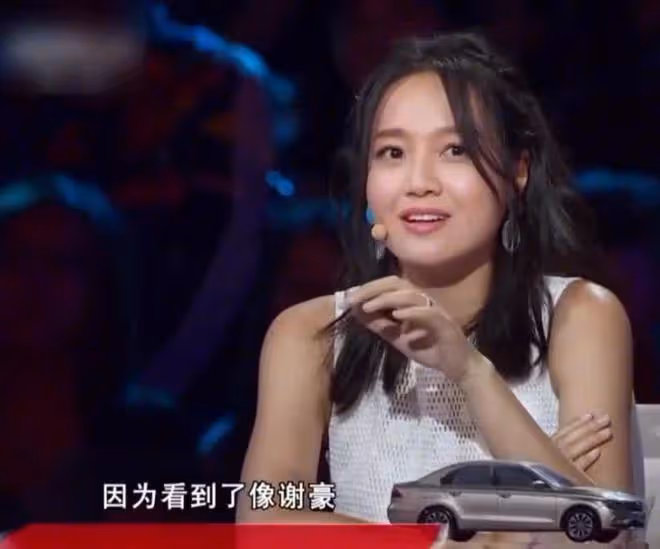 周一圍帶娃過六一，5歲女兒身材高挑氣質出眾，父女同行畫面溫馨