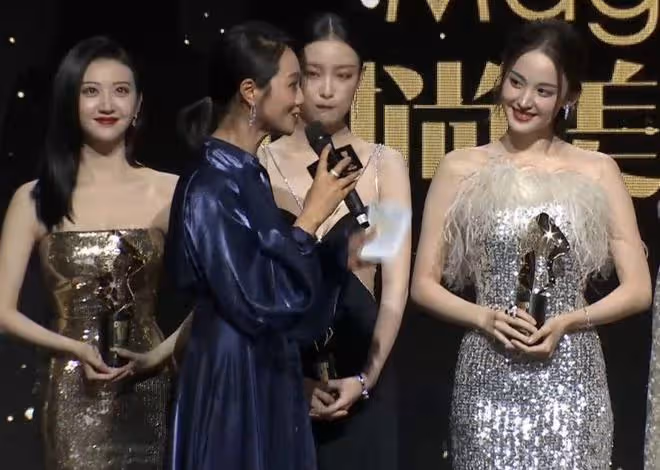 周一圍帶娃過六一，5歲女兒身材高挑氣質出眾，父女同行畫面溫馨