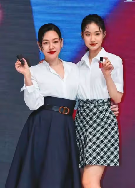 明星過六一大不同:楊冪回港陪小糯米,李湘王岳倫合體陪孩子逛街
