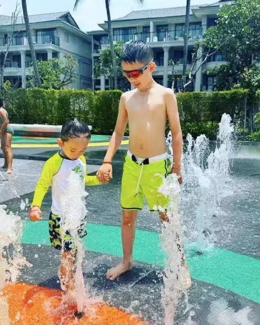 明星過六一大不同:楊冪回港陪小糯米,李湘王岳倫合體陪孩子逛街