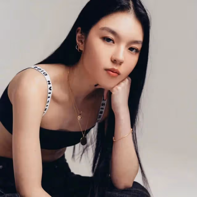 哈文時隔多年後回國，曬美食心情大好，不排除為21歲女兒事業鋪路