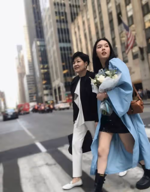 哈文時隔多年後回國,曬美食心情大好,不排除為21歲女兒事業鋪路