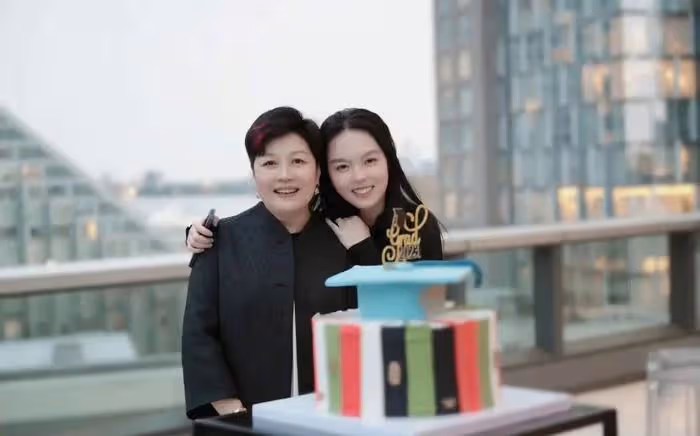 哈文時隔多年後回國,曬美食心情大好,不排除為21歲女兒事業鋪路