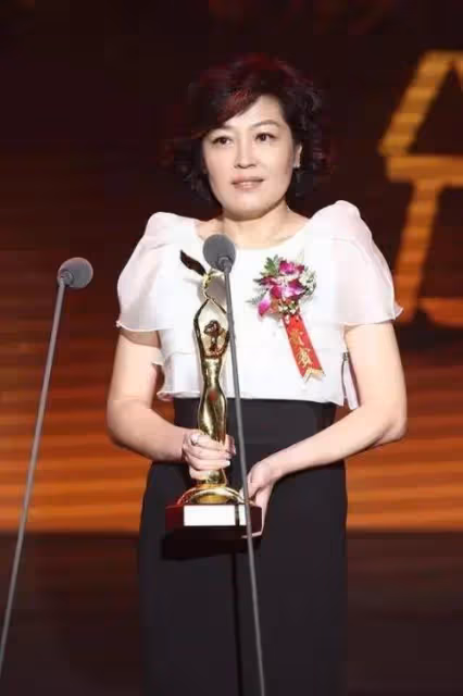 哈文時隔多年後回國,曬美食心情大好,不排除為21歲女兒事業鋪路