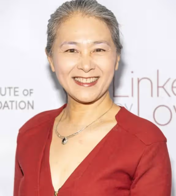 知名港星復出滿頭白髮變化大!移居美國後意外重傷,曾轉行教瑜伽