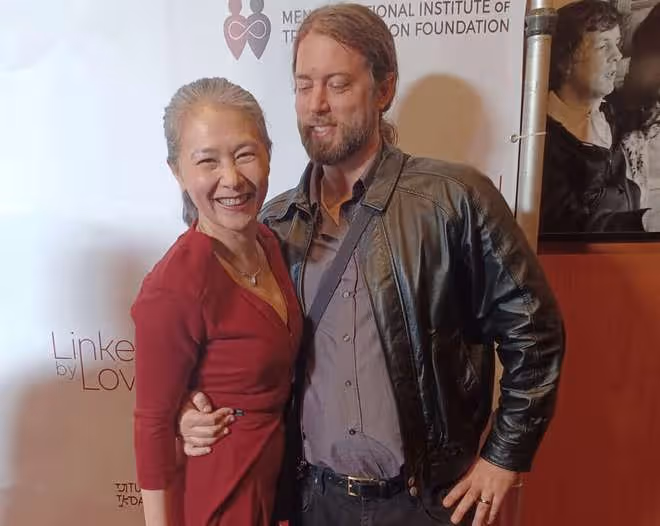知名港星復出滿頭白髮變化大!移居美國後意外重傷,曾轉行教瑜伽