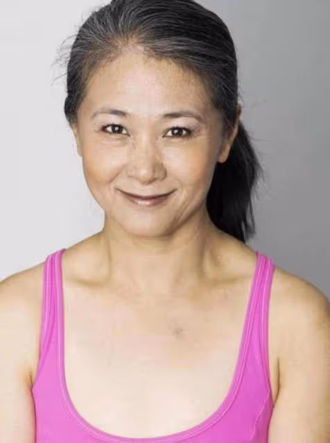 知名港星復出滿頭白髮變化大!移居美國後意外重傷,曾轉行教瑜伽