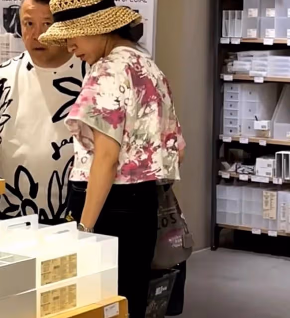 曾志偉與好友遺孀逛街被拍神情緊張,互相陪伴9年,關係引猜測