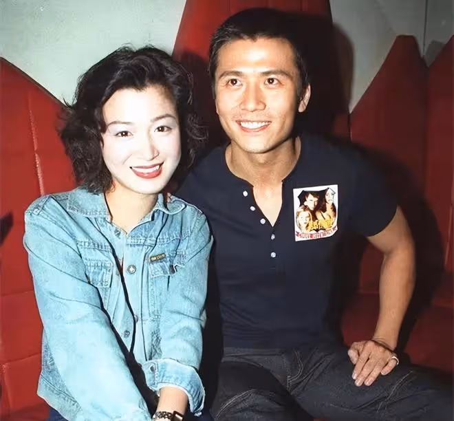 53歲港星改口稱暫不結婚!與山東女友交往多年,曾怕年紀大生不出